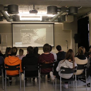 Promítání o historii budovy kulturního centra Moving Station